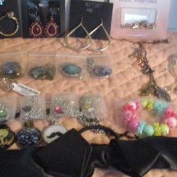 15 Jewelry plus 5? This & that 20 items you will receive A GREAT BUNDLE DEAL - Picture 10 of 16